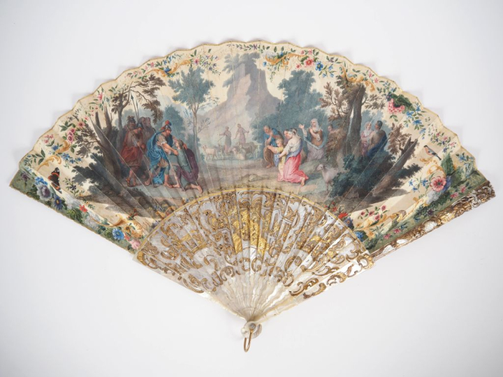 Eventail Louis XV à 20 brins et 2 MB. Monture en nacre, finement cisel