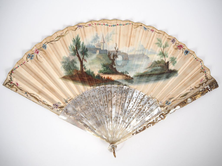 Eventail Louis XV à 20 brins et 2 MB. Monture en nacre, finement cisel