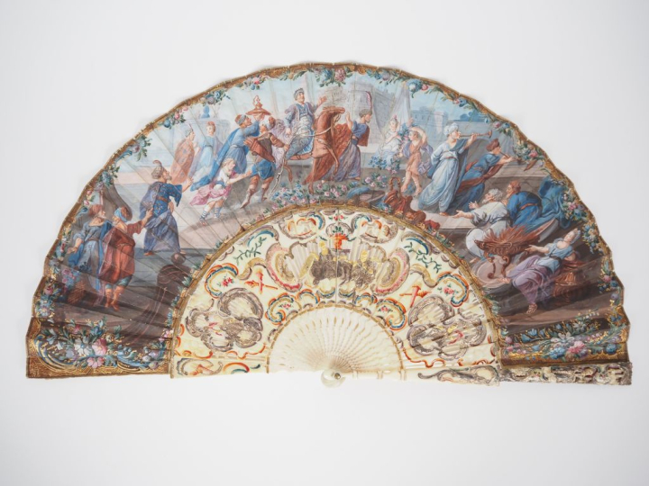 Eventail Louis XVI en ivoire gravé, ajouré et polychrome à décor de pe