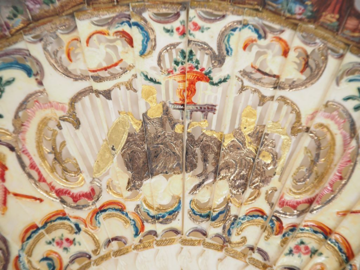 Eventail Louis XVI en ivoire gravé, ajouré et polychrome à décor de pe