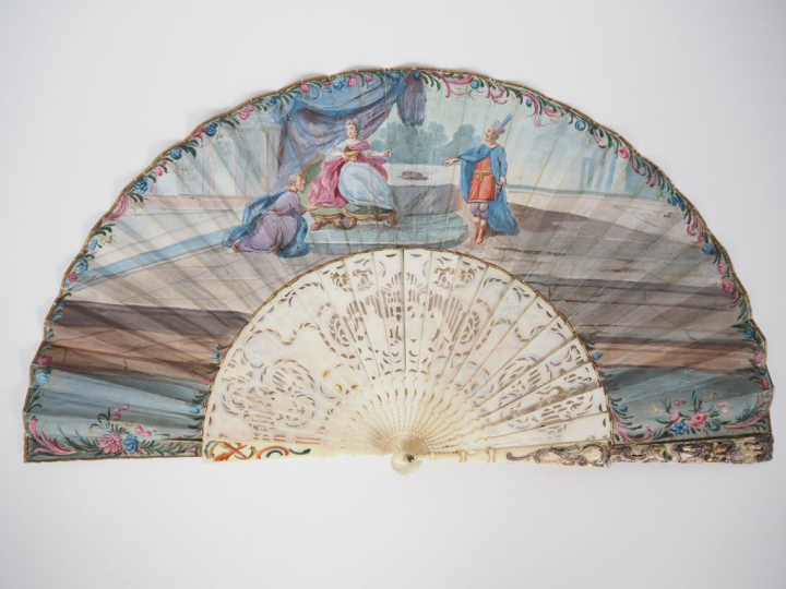 Eventail Louis XVI en ivoire gravé, ajouré et polychrome à décor de pe
