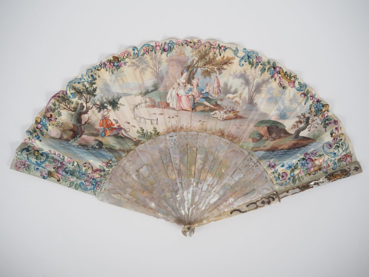 Eventail XVIIIème en nacre et burgot à décor repercé doré et bruni de 