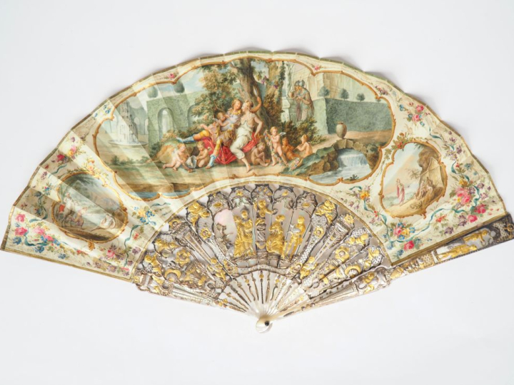 Eventail à feuilles pliées Louis XV. 13 brins et 2 MB. Monture en Nacr