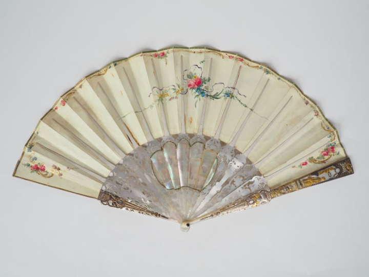 Eventail à feuilles pliées Louis XV. 13 brins et 2 MB. Monture en Nacr