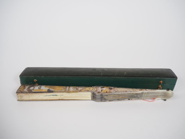 Eventail à feuilles pliées Louis XV. 13 brins et 2 MB. Monture en Nacr