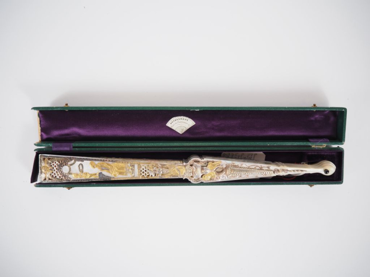 Eventail à feuilles pliées Louis XV. 13 brins et 2 MB. Monture en Nacr