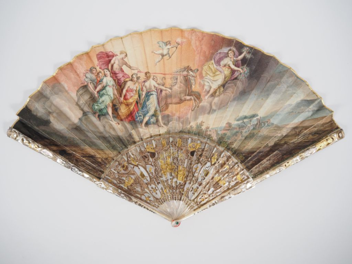 Eventail Louis XV à 22 brins. Monture en nacre sculptée, ciselée et re