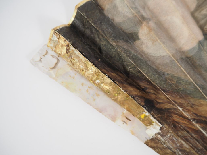 Eventail Louis XV à 22 brins. Monture en nacre sculptée, ciselée et re