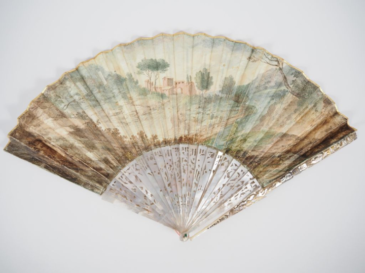 Eventail Louis XV à 22 brins. Monture en nacre sculptée, ciselée et re