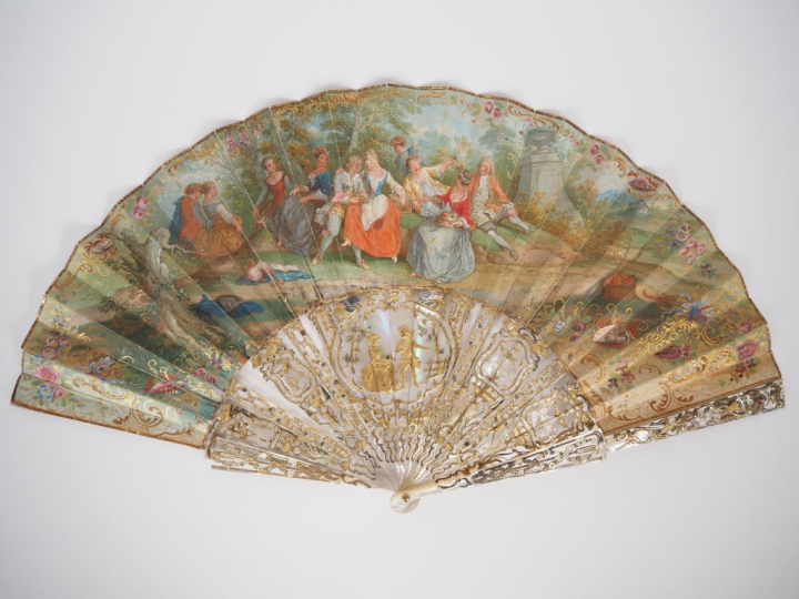 Eventail XVIIIème à feuilles pliées. 18 brins + 2MB. Monture en nacre 