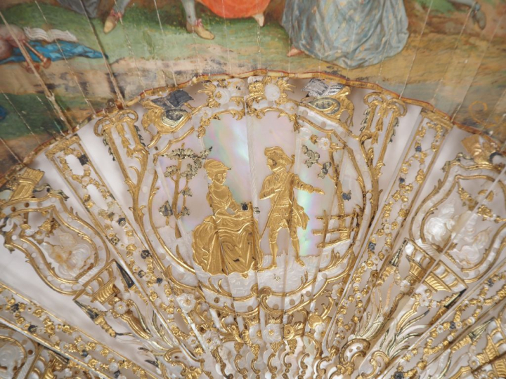 Eventail XVIIIème à feuilles pliées. 18 brins + 2MB. Monture en nacre 