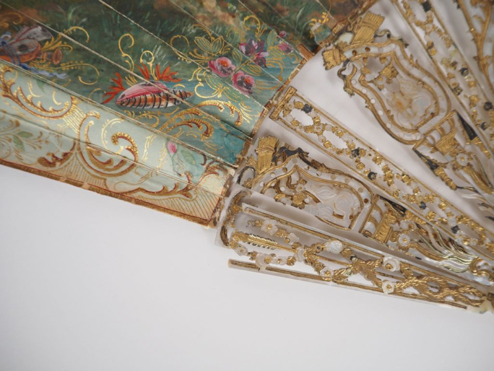 Eventail XVIIIème à feuilles pliées. 18 brins + 2MB. Monture en nacre 