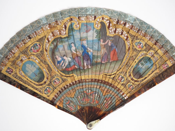 Eventail italien XVIIIème en écaille brune dorée, ajourée et polychrom