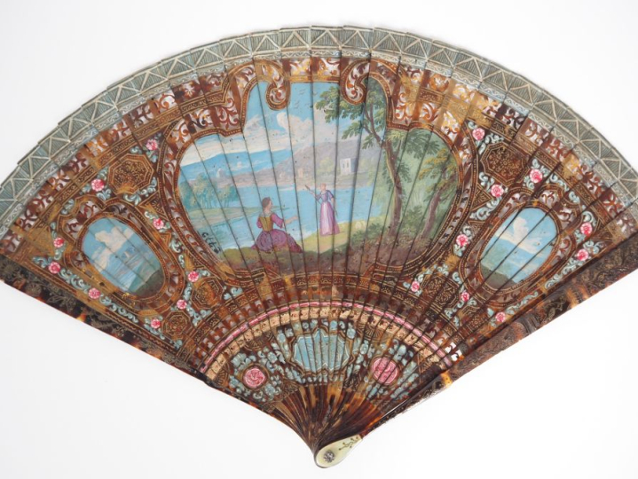 Eventail italien XVIIIème en écaille brune dorée, ajourée et polychrom