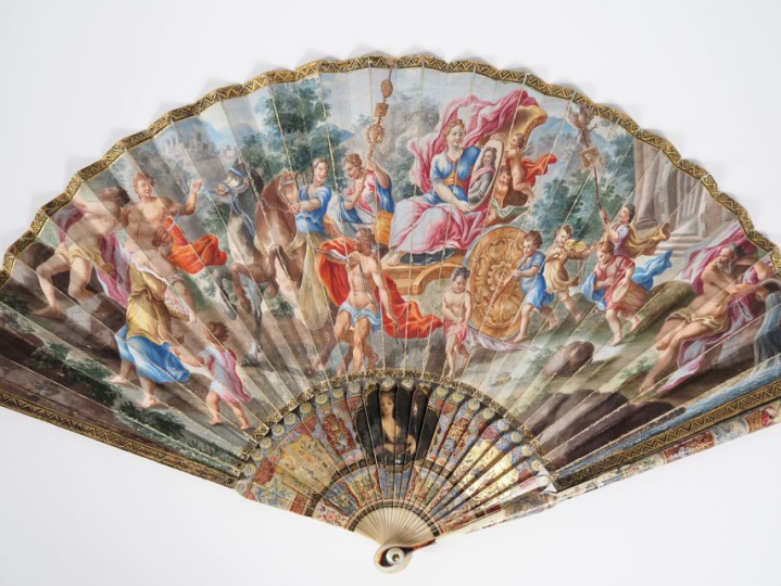 Magnifique éventail en ivoire polychrome à décor d'élégantes dans troi