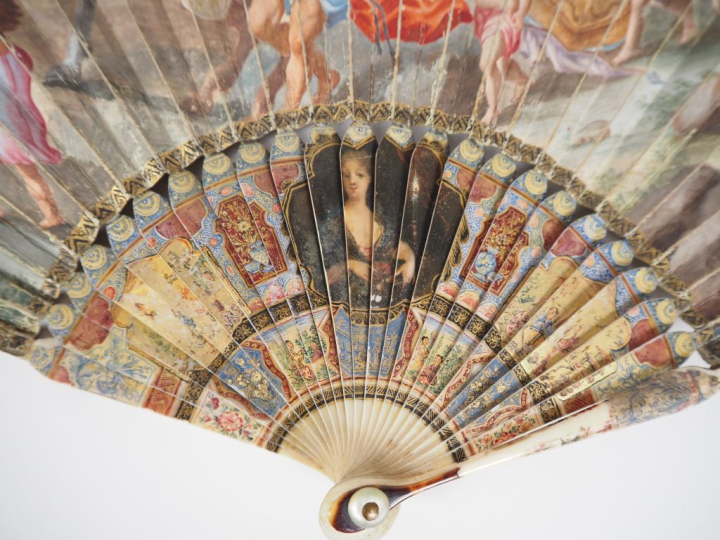 Magnifique éventail en ivoire polychrome à décor d'élégantes dans troi