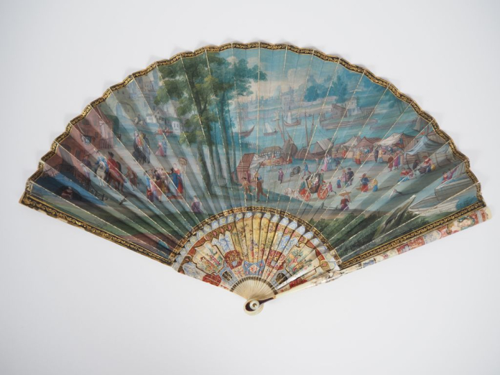 Magnifique éventail en ivoire polychrome à décor d'élégantes dans troi