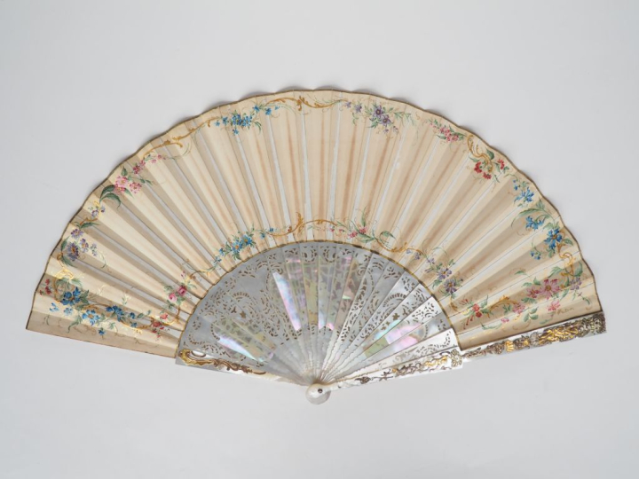 Eventail Louis XV à feuilles pliées. 20 brins + 2MB. Riche monture en 