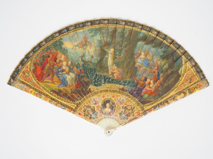 Eventail XVIIIème à feuilles brisées. 28 Brins + 2MB. Monture en ivoir