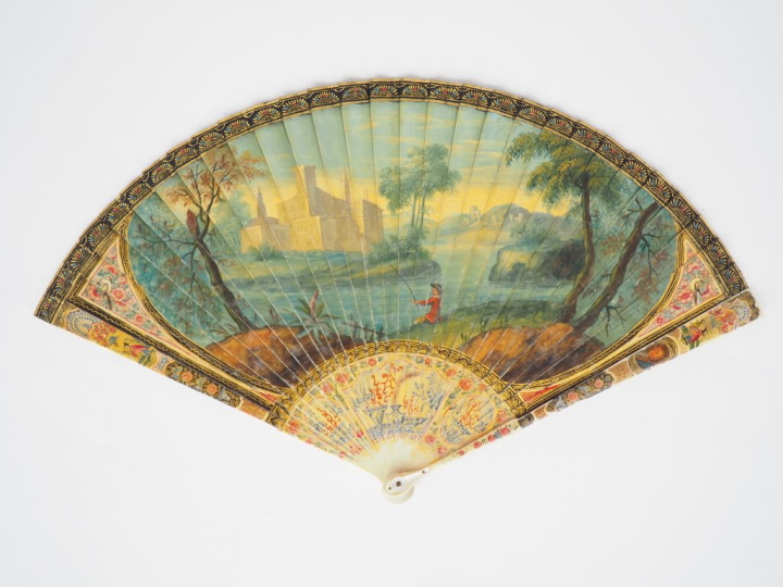 Eventail XVIIIème à feuilles brisées. 28 Brins + 2MB. Monture en ivoir