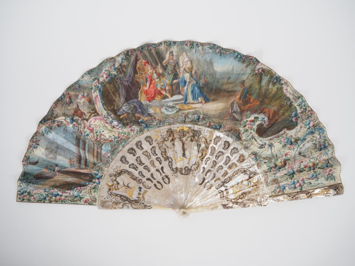 Eventail XVIIIème en nacre ajourée, dorée et argentée. Trois réserves 