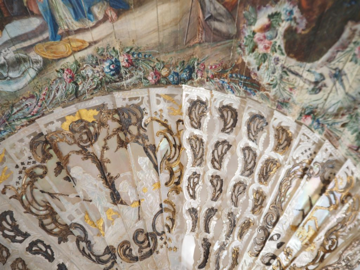 Eventail XVIIIème en nacre ajourée, dorée et argentée. Trois réserves 