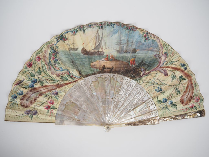 Eventail XVIIIème en nacre ajourée, dorée et argentée. Trois réserves 
