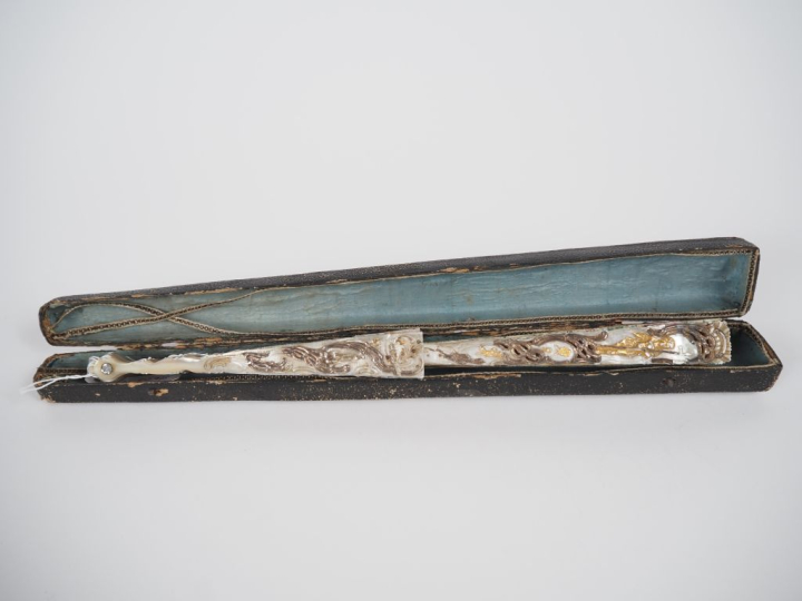 Eventail XVIIIème en nacre ajourée, dorée et argentée. Trois réserves 