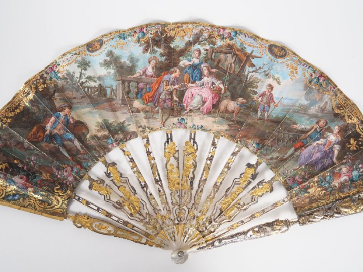 Eventail XVIIIème à 14 brins en nacre gravée ajourée et dorée à décor 