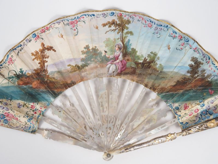 Eventail XVIIIème à 14 brins en nacre gravée ajourée et dorée à décor 