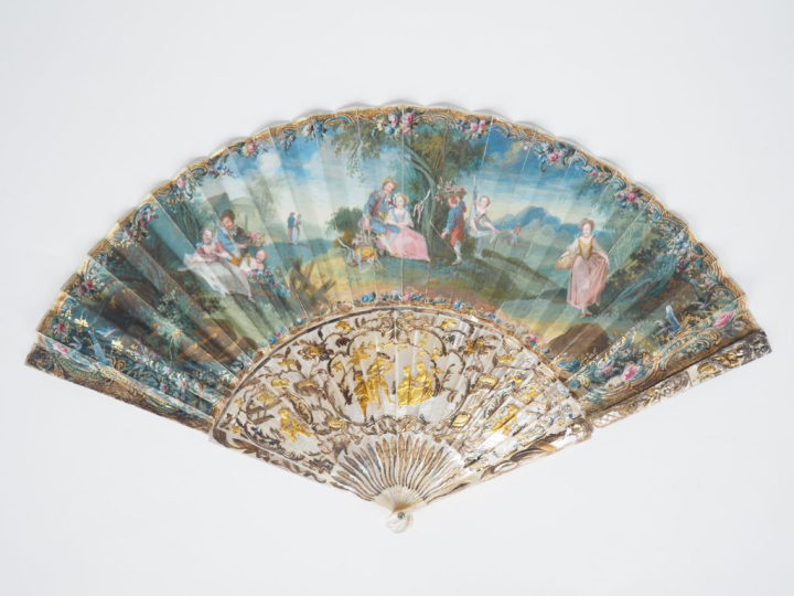 Eventail XVIIIème circa 1780, 20 brins + 2 MB. Monture en nacre reperc