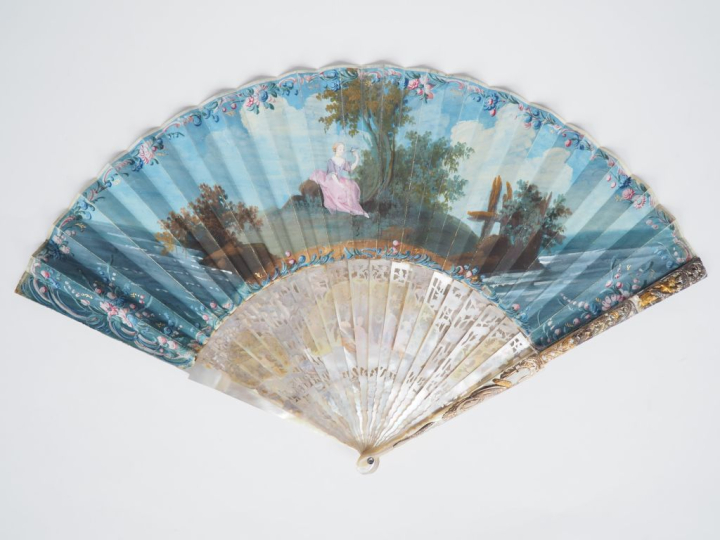 Eventail XVIIIème circa 1780, 20 brins + 2 MB. Monture en nacre reperc
