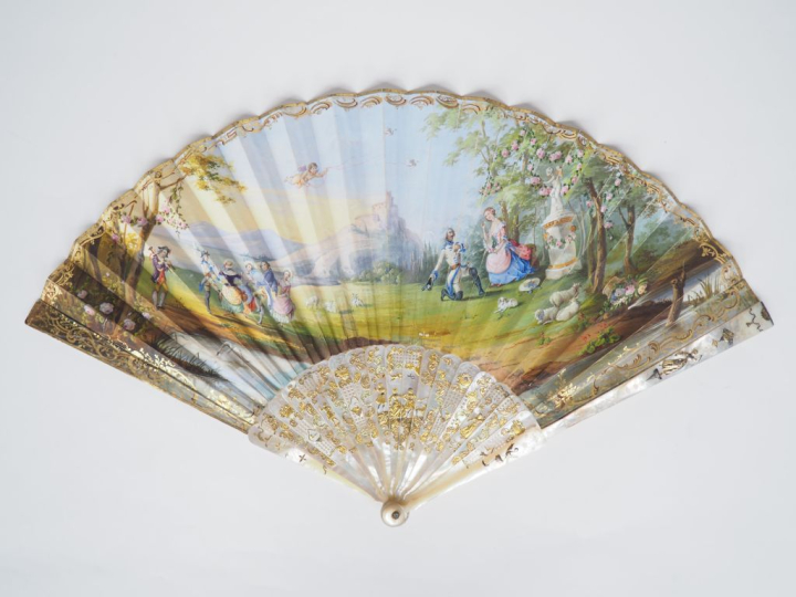 Eventail de Fiançailles XVIIIème à 19 brins en nacre sculptée, ciselée