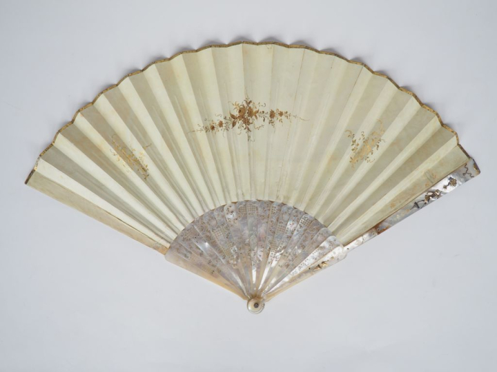 Eventail de Fiançailles XVIIIème à 19 brins en nacre sculptée, ciselée