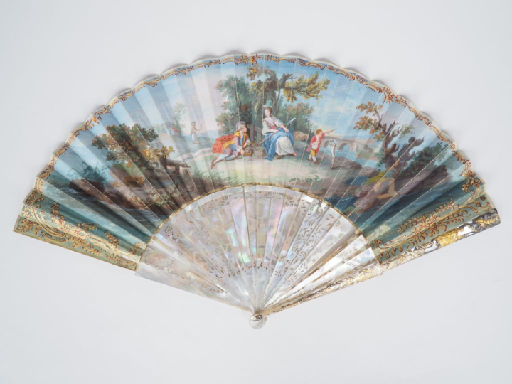 Eventail XVIIIème. 20 brins +  2MB. Monture en nacre entièrement burga