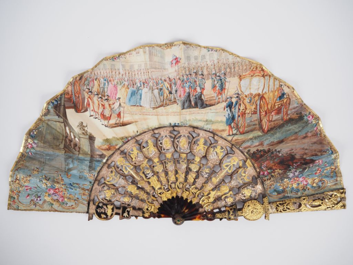 Eventail XVIIIème circa 1725. 12 brins + 2 MB. Monture en écaille brun