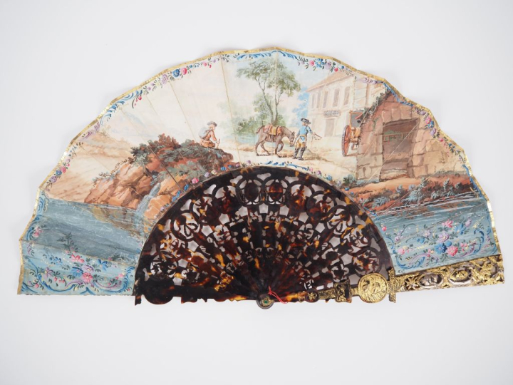 Eventail XVIIIème circa 1725. 12 brins + 2 MB. Monture en écaille brun