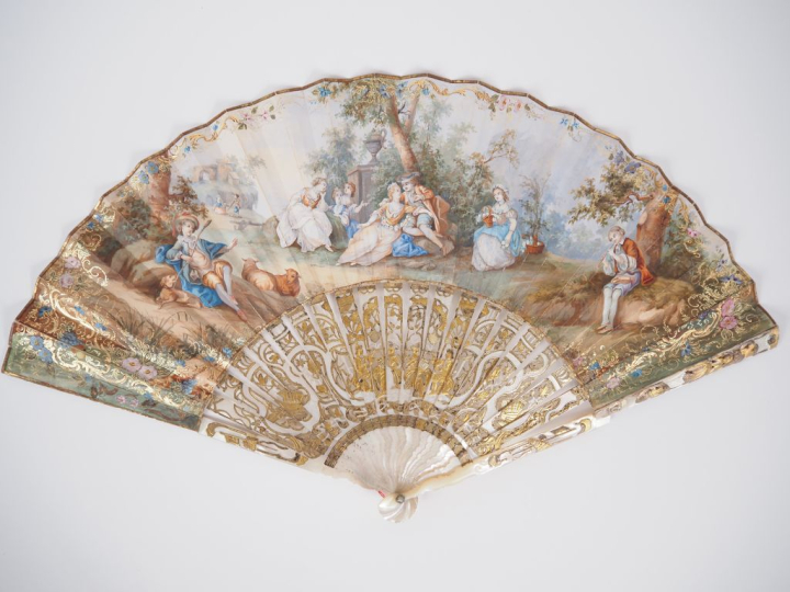 Eventail XVIIIème à feuilles pliées. Nacre ajourée et dorée à décor de