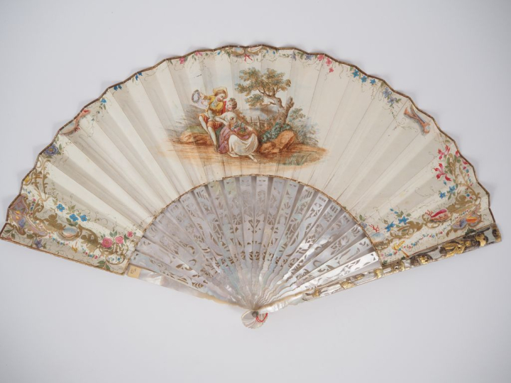 Eventail XVIIIème à feuilles pliées. Nacre ajourée et dorée à décor de