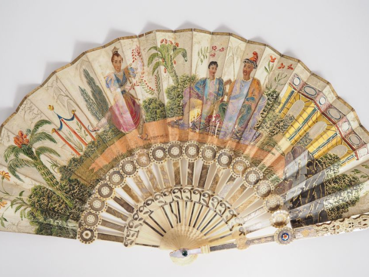 Eventail Empire, 16 brins + 2 MB, monture à "la rosace" en ivoire. Gra