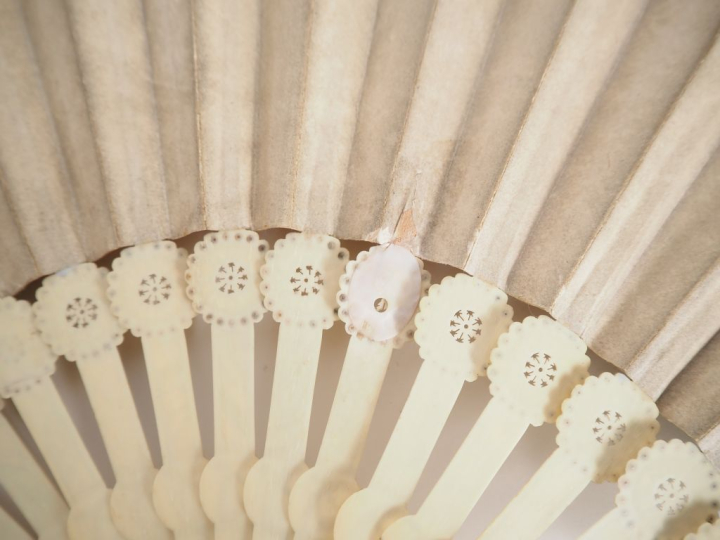 Eventail Empire, 16 brins + 2 MB, monture à "la rosace" en ivoire. Gra