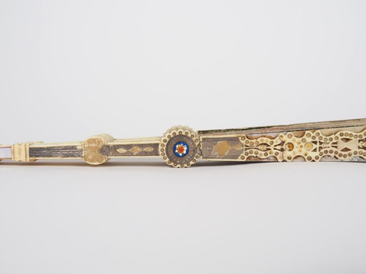 Eventail Empire, 16 brins + 2 MB, monture à "la rosace" en ivoire. Gra