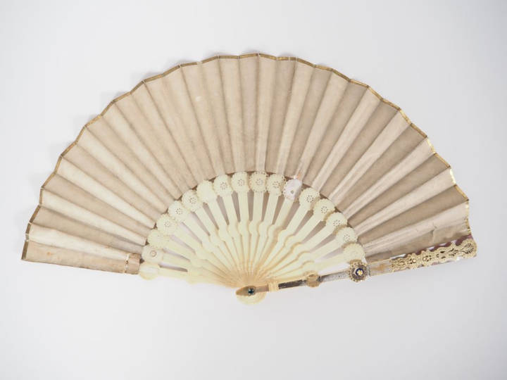 Eventail Empire, 16 brins + 2 MB, monture à "la rosace" en ivoire. Gra
