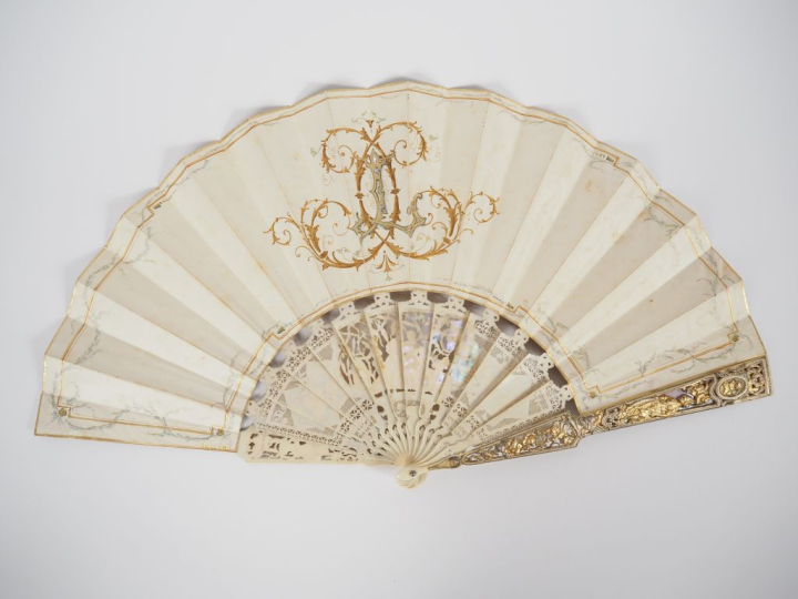 Eventail XIXème circa 1850. 12 brins + 2 MB. Monture en ivoire finemen