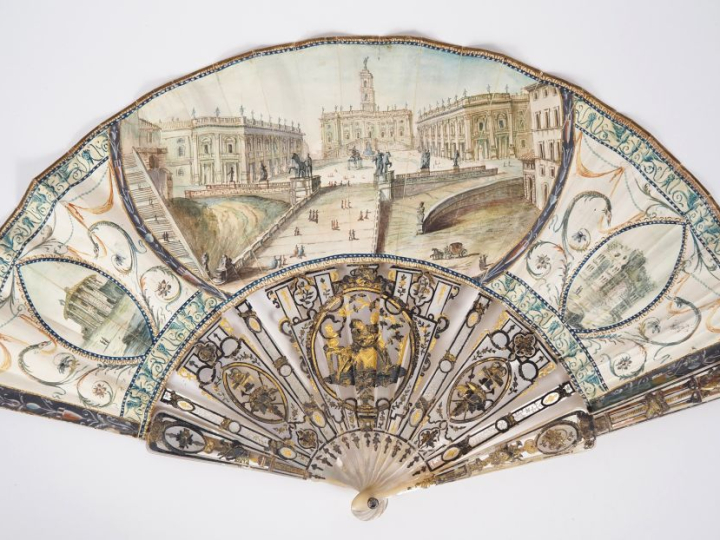 Eventail fin XVIIIème à la Pompadoure, monture en nacre ajourée et dor