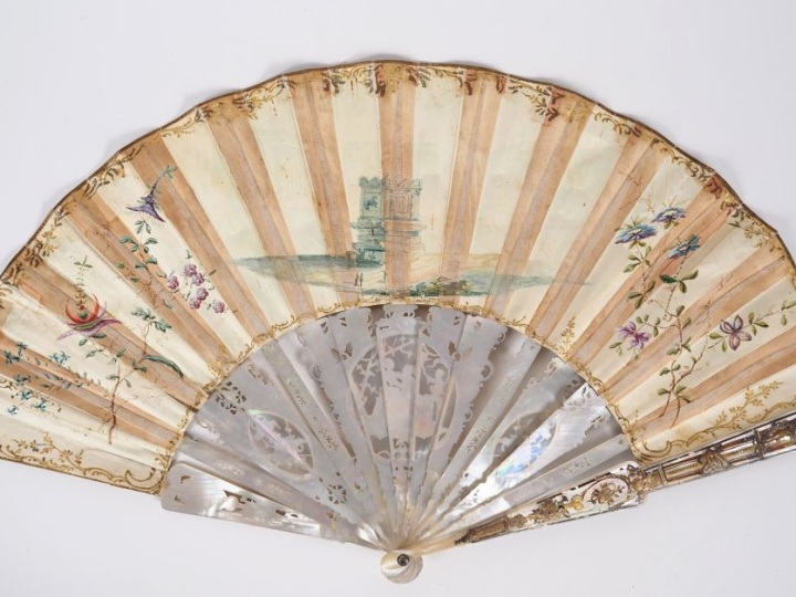 Eventail fin XVIIIème à la Pompadoure, monture en nacre ajourée et dor