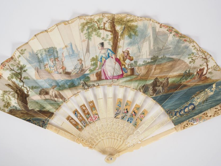 Eventail Louis XV. 14 brins + 2 MB sculptés de personnages chinois. Mo