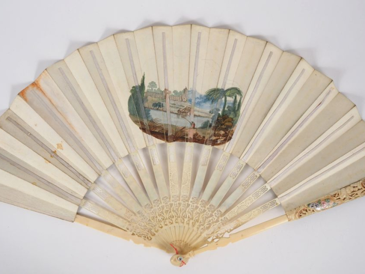 Eventail Louis XV. 14 brins + 2 MB sculptés de personnages chinois. Mo