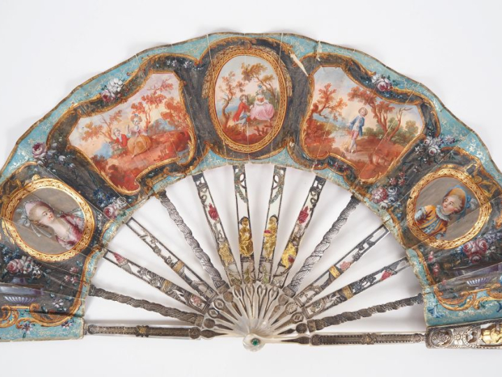 Eventail Plein Vol. Louis XVI. 12 brins + 2 MB. Monture en nacre burga