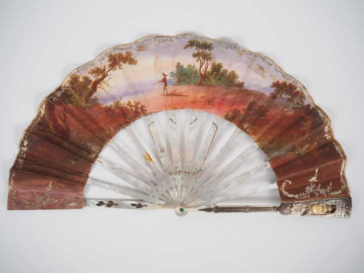 Eventail Plein Vol. Louis XVI. 12 brins + 2 MB. Monture en nacre burga